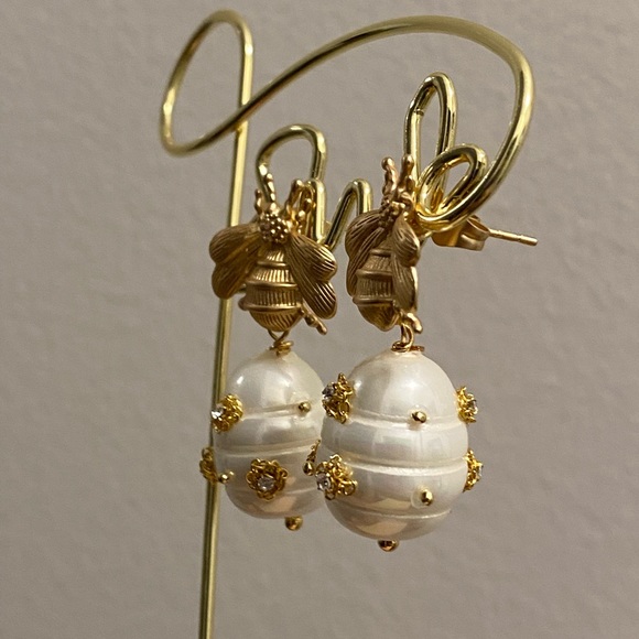 🐝 Gold Bee Pearl Drop Earrings 🐝 (Matte Gold, Brushed Gold) - Picture 14 of 16